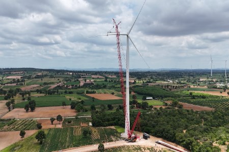 Sarens replaces 17 t blade at Therparak wind farm